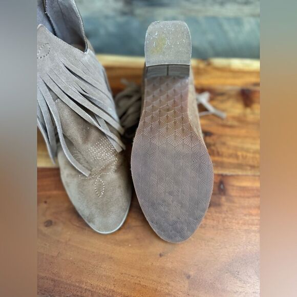 🥿 Ariat Taupe Suede Fringe Western Booties – Size 9 EUC - Picture 7 of 8